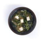 Sopa miso con tofu, alga wakame y cebolleta