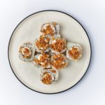 Salmón, aguacate y queso crema coronado con sésamo y cebolla crujiente (pack de 8 unidades)