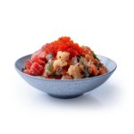 Kaisen don zukedon: Salmón, atún rojo y hamachi (pez limón) un poco picantes, y huevas de tobiko