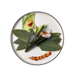 Temaki california roll, con surimi, aguacate, pepino, tobiko naranja y sésamo