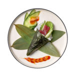 Temaki de atún, pepino, lechuga y salsa picante kimuchi